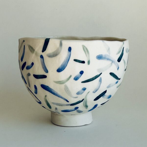 Petit bol en porcelaine motif petits traits à l'engobe vert et bleu de Martha Stahlkopf