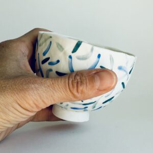 Petit bol en porcelaine – Motif petits traits en vert et bleu