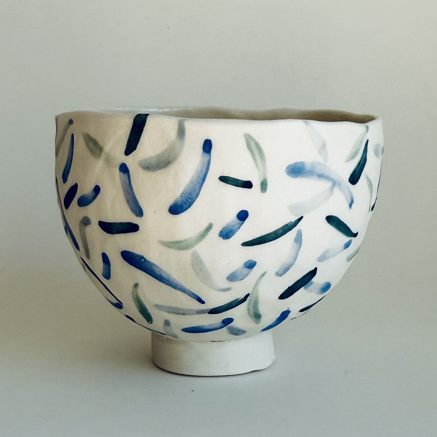 Petit bol en porcelaine motif petits traits à l'engobe vert et bleu de Martha Stahlkopf
