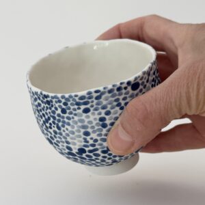 Petit bol en porcelaine – Motif points bleus