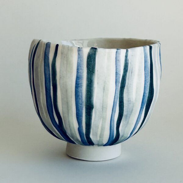 Petit bol en porcelaine motif rayures verticales à l'engobe vert et bleu de Martha Stahlkopf