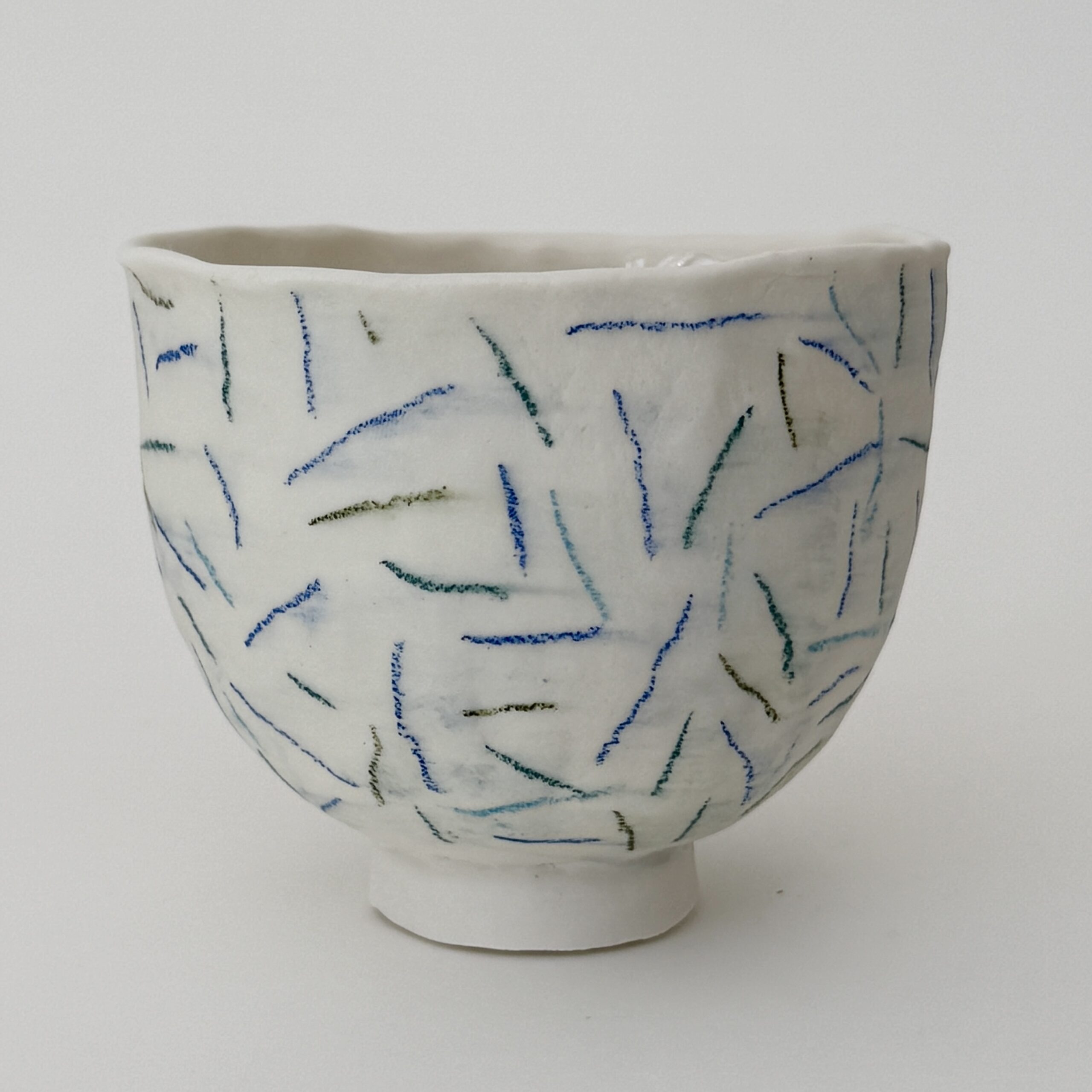Petit bol en porcelaine fait par la céramiste Martha Stahlkopf à Strasbourg, motif petits traits au crayon d'oxyde