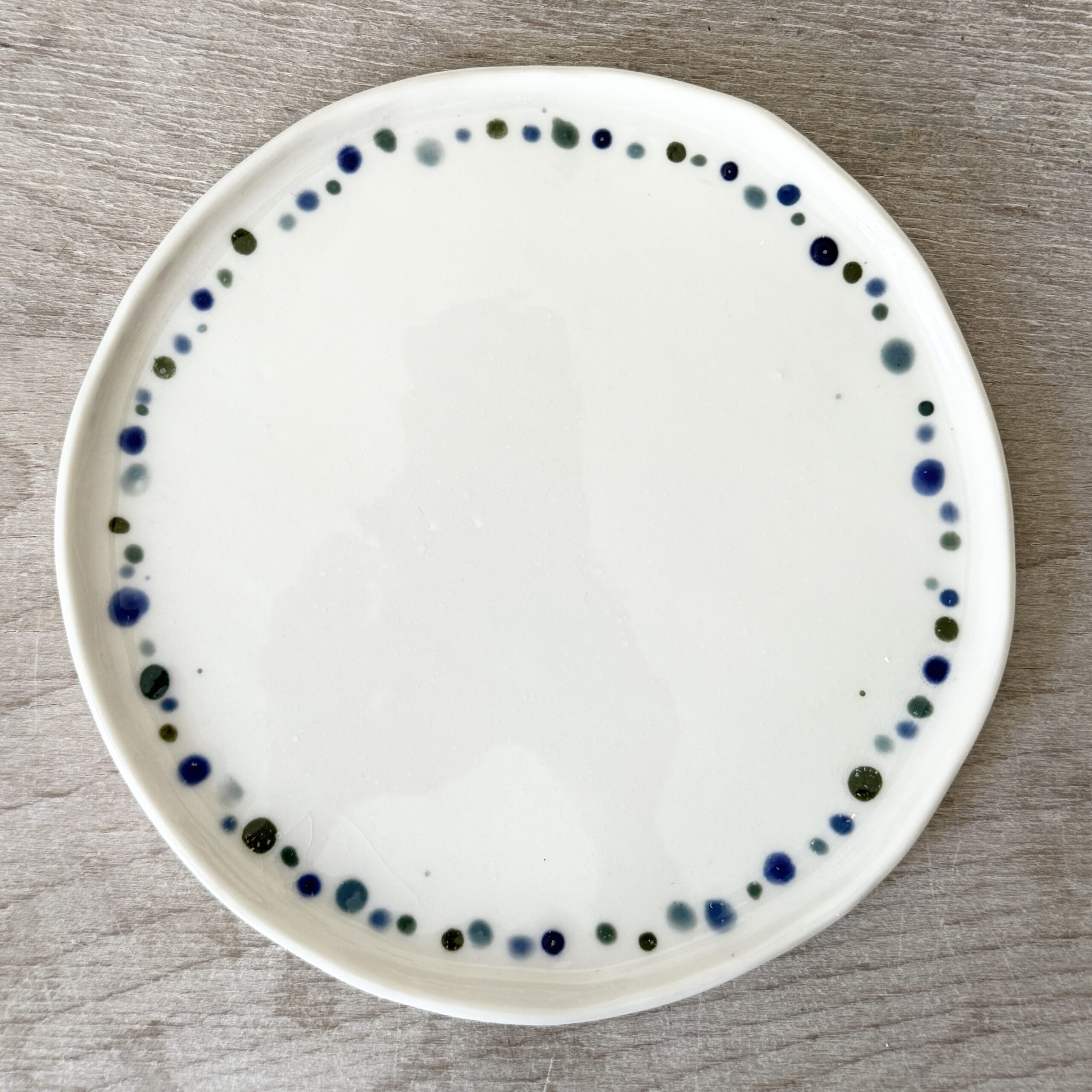 Assiette à dessert en porcelaine de la céramiste Martha Stahlkopf, motif fine couronne de points bleu et vert, réalisée à Strasbourg