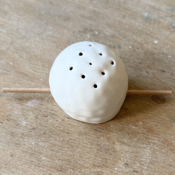 Dessous de la passoire à thé en porcelaine