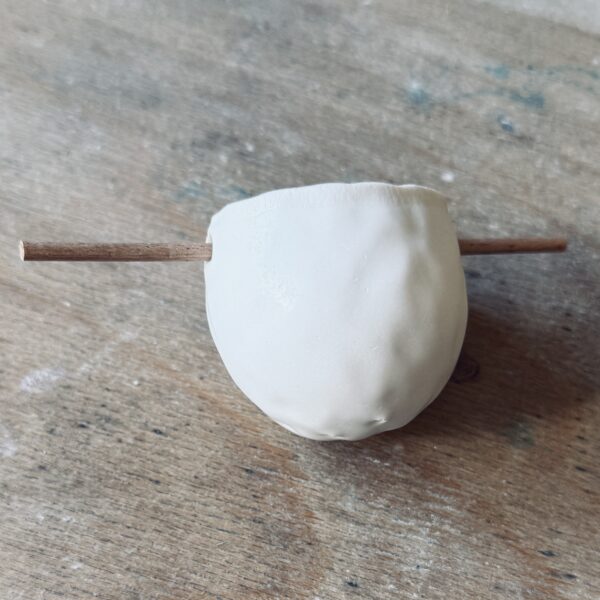 Passoire à thé en porcelaine de Martha Stahlkopf avec son baton