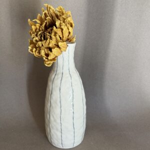 Vase en porcelaine – Forme bouteille avec lignes verticales au crayon noir