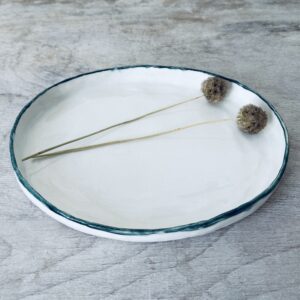 Plat ovale en porcelaine – Couleur blanc liseré vert pétrole