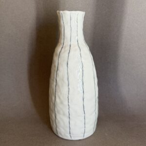 Vase en porcelaine – Forme bouteille avec lignes verticales au crayon noir
