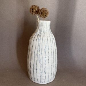 Petit vase en porcelaine – Forme bouteille avec lignes verticales au crayon noir