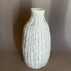 Petit vase en porcelaine – Forme bouteille avec lignes verticales au crayon noir