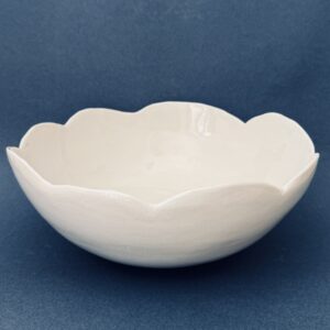 Grand saladier blanc en porcelaine forme nuage fait par la céramiste Martha Stahlkopf dans son atelier à Strasbourg.