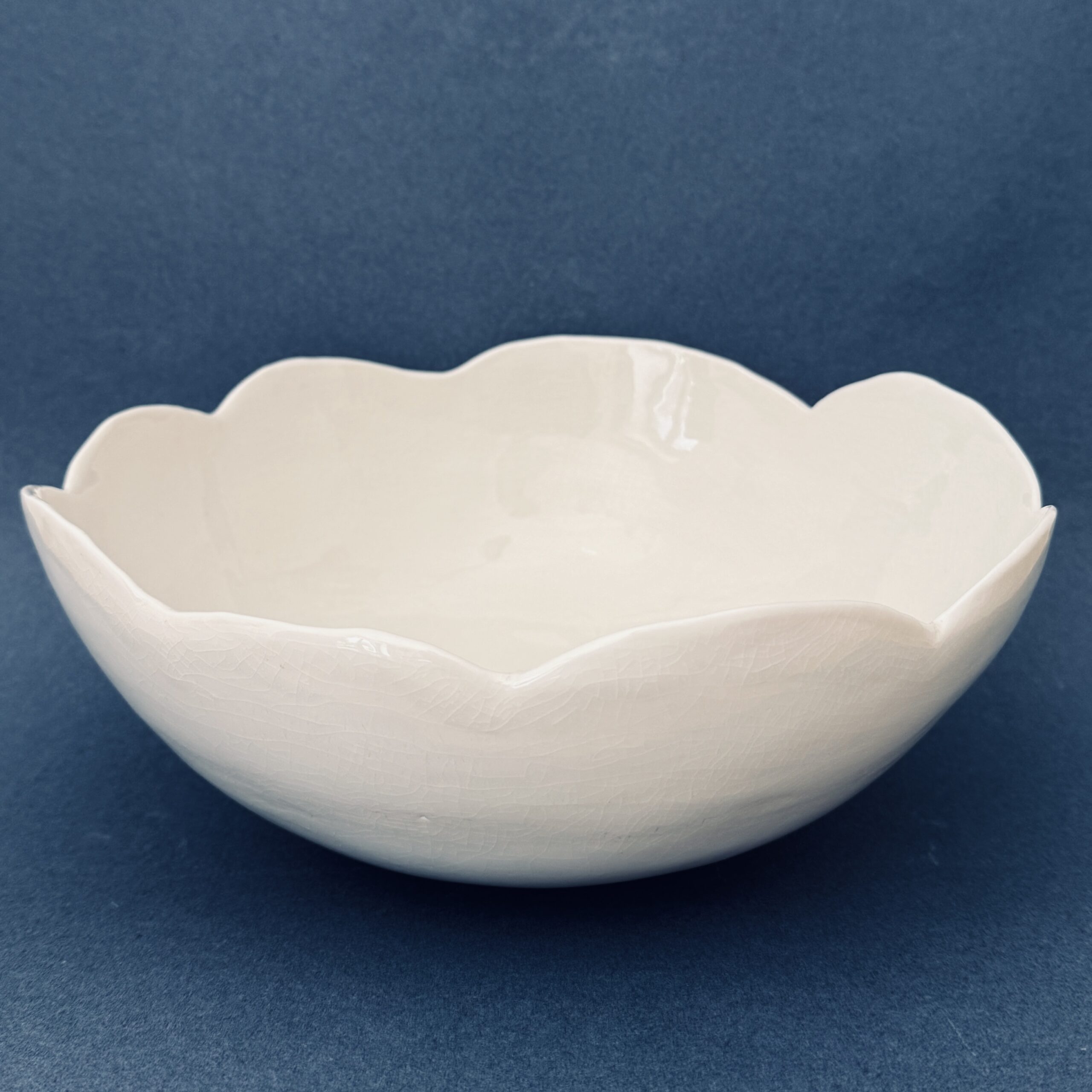Grand saladier blanc en porcelaine forme nuage fait par la céramiste Martha Stahlkopf dans son atelier à Strasbourg.