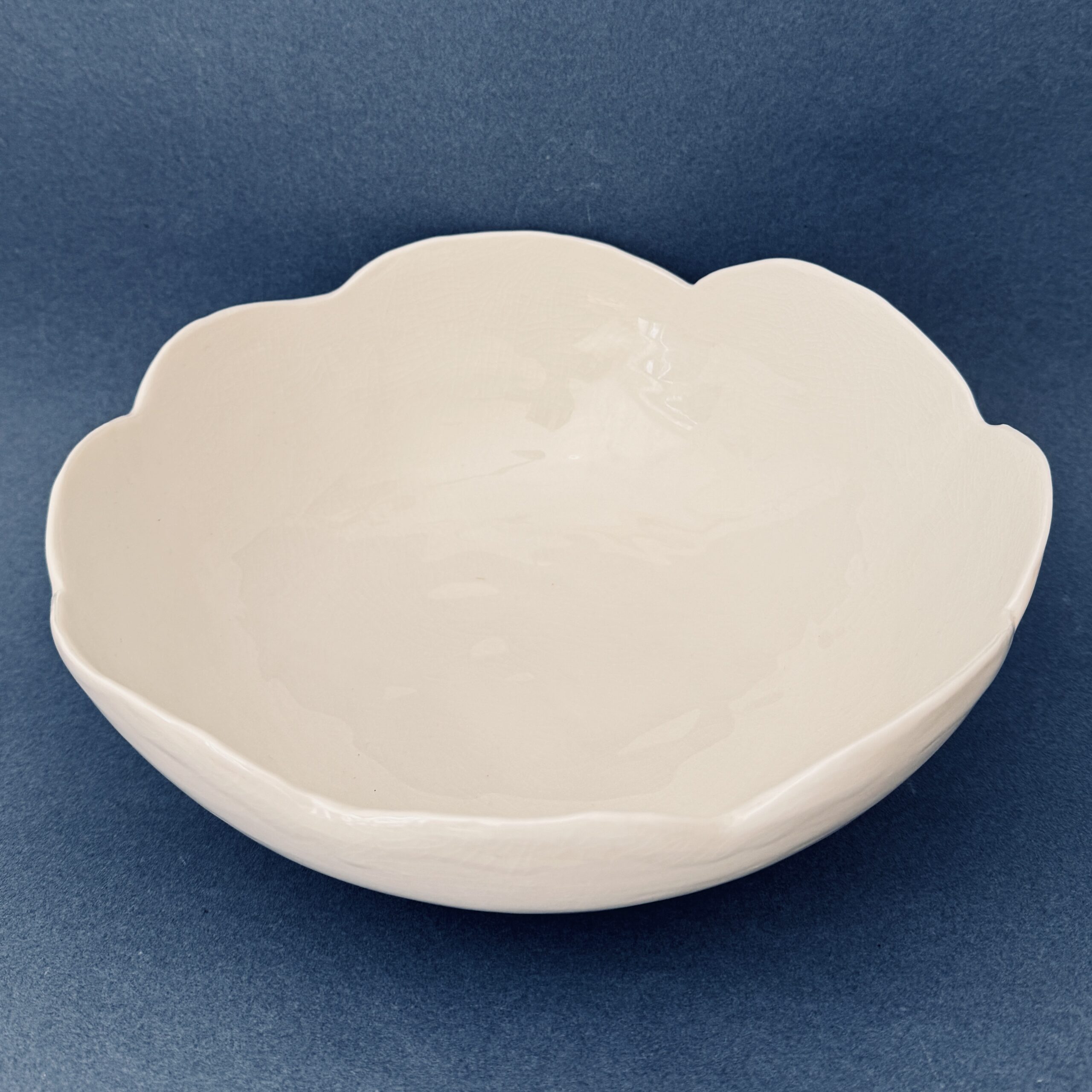 Grand saladier blanc en porcelaine forme nuage fait par la céramiste Martha Stahlkopf dans son atelier à Strasbourg.