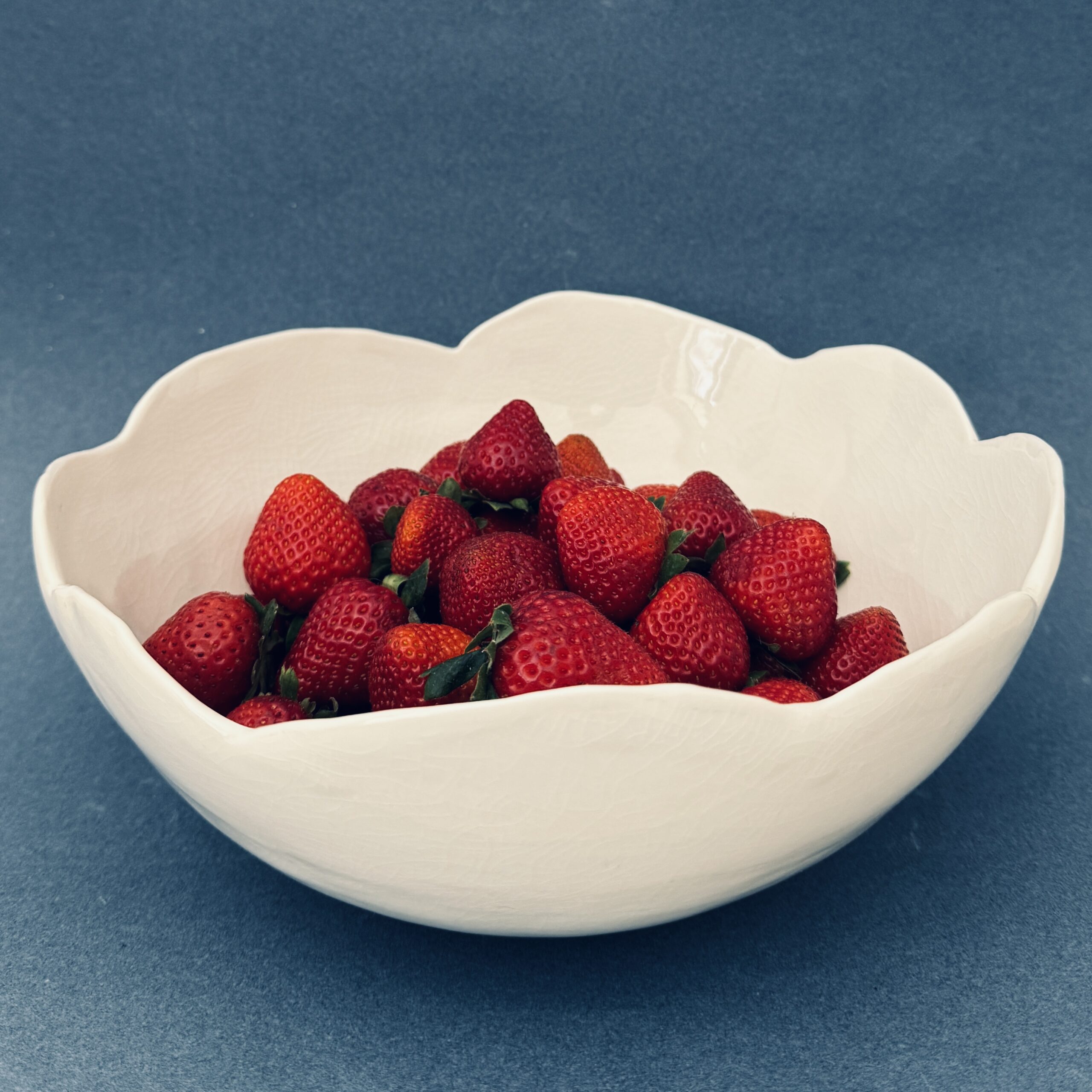 Grand saladier blanc en porcelaine forme nuage fait par la céramiste Martha Stahlkopf dans son atelier à Strasbourg.