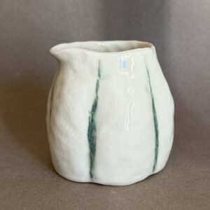 Pichet en porcelaine – Forme en fleur avec lignes vertes petit format