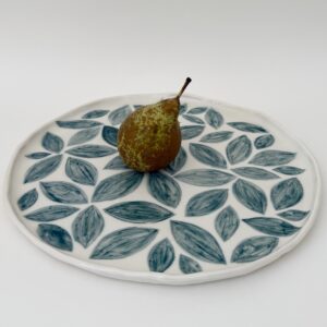 Plat à tarte en porcelaine motif feuilles en vert clair fait par la céramiste Martha Stahlkopf dans son atelier à Strasbourg.