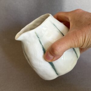 Pichet en porcelaine – Forme en fleur avec lignes vertes petit format