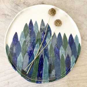 Plat en porcelaine – Motif plumes superposées en bleu et vert