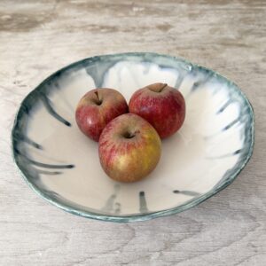 Saladier en porcelaine – blanc avec coulures du bord vert pétrole
