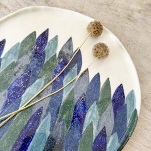 Plat en porcelaine – Motif plumes superposées en bleu et vert