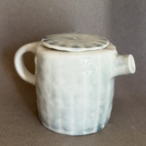 Petite théière en porcelaine – Bandes verticales couleur vert d&rsquo;eau